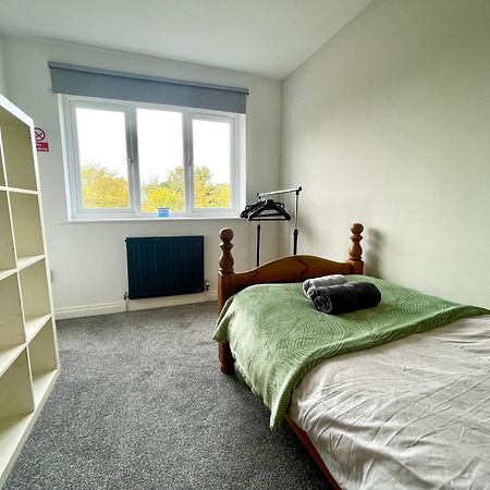 Large 5 Bed Detached House Near Stansted Airport With Parking For 2 Vehicles! Stansted Stays Stansted Mountfitchet Exterior foto